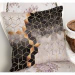 - K11207-Gorsel-1 - Realhomes RealHomes Siyah - Gold Zeminde Geometrik Motifli Mozaik Desenli Dijital Baskılı Yastık Kırlent Kılıfı Realhomes