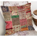 - K11211-Gorsel-1 - Realhomes RealHomes Kırmızı - Krem Zeminde Patchwork Motifli Geleneksel Desenli Dijital Baskılı Yastık Kırlent Kılıfı Realhomes