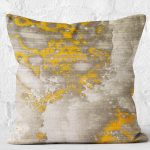 - K11217-Gorsel-2 - Realhomes RealHomes Sarı - Krem Zeminde Retro Motifli Eskitme Desenli Dijital Baskılı Yastık Kırlent Kılıfı Realhomes