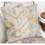 - K11224-Gorsel-1 - Realhomes RealHomes Gold - Gri Zeminde Eskitme Motifli Geometrik Desenli Dijital Baskılı Yastık Kırlent Kılıfı Realhomes