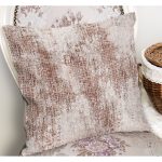 - K11225-Gorsel-1 - Realhomes RealHomes Bej Zeminde Dokuma Halı Motifli Eskitme Desenli Dijital Baskılı Yastık Kırlent Kılıfı Realhomes