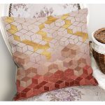 - K11227-Gorsel-1 - Realhomes RealHomes Kremit - Gold Zeminde Mozaik Motifli Geometrik Desenli Dijital Baskılı Yastık Kırlent Kılıfı Realhomes