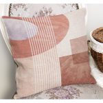 - K11235-Gorsel-1 - Realhomes  RealHomes Kremit Zeminde Çizgili Motifli Geometrik Desenli Dijital Baskılı Yastık Kırlent Kılıfı Realhomes