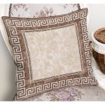 - K11240-Gorsel-1 - Realhomes RealHomes Bej Zeminde Çerçeveli Motifli Klasik Desenli Dijital Baskılı Yastık Kırlent Kılıfı Realhomes