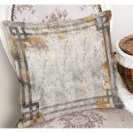 - K11245-Gorsel-1 - Realhomes RealHomes Gri Zeminde Çerçeveli Motifli Eskitme Desenli Dijital Baskılı Yastık Kırlent Kılıfı Realhomes