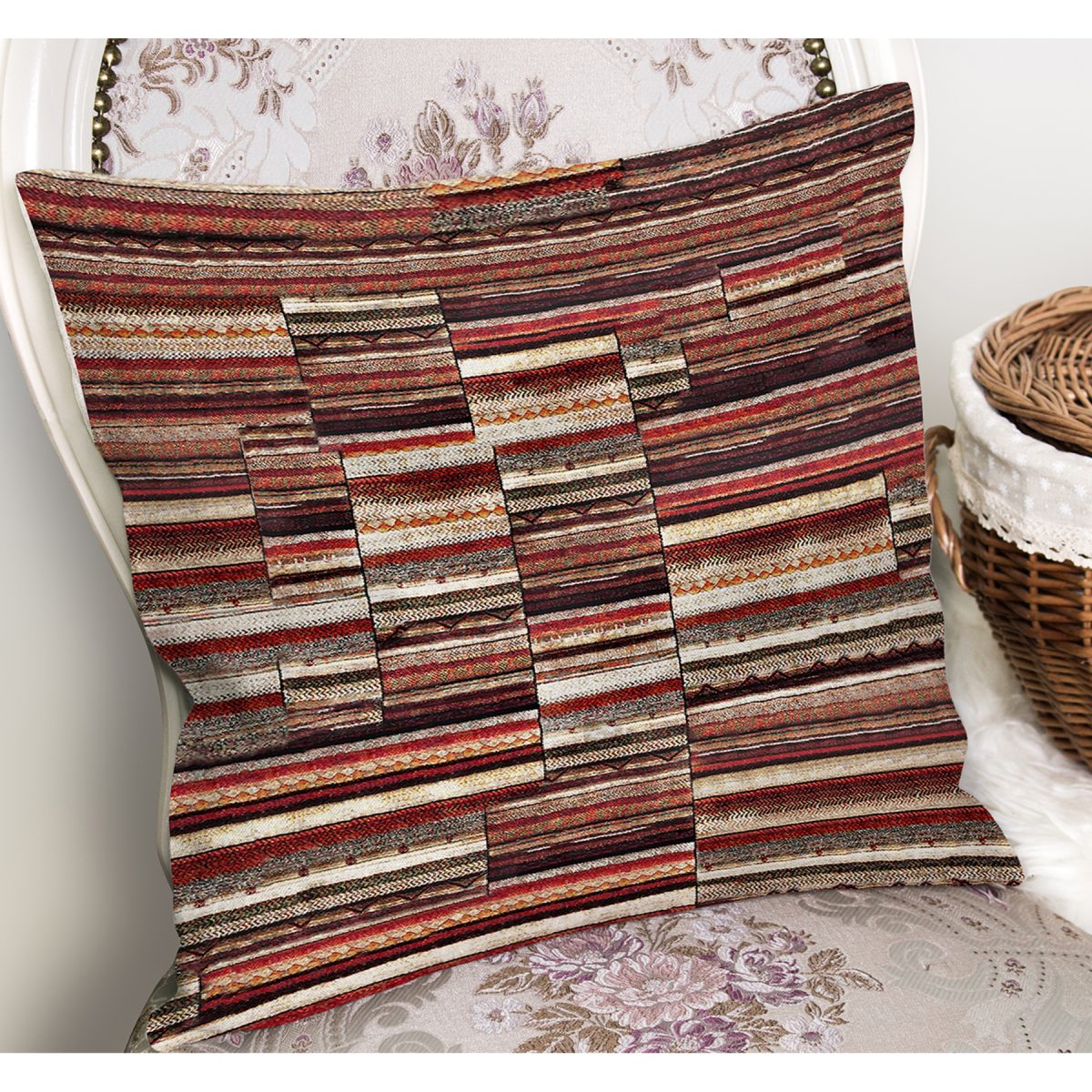 RealHomes Kahverengi Zeminde Patchwork Motifli Kırkyama Desenli Dijital Baskılı Yastık Kırlent Kılıfı Realhomes