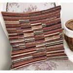 - K11260-Gorsel-1 - Realhomes RealHomes Kahverengi Zeminde Patchwork Motifli Kırkyama Desenli Dijital Baskılı Yastık Kırlent Kılıfı Realhomes