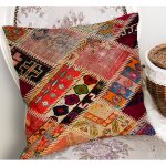 - K11261-Gorsel-1 - Realhomes RealHomes Kırmızı Zeminde Patchwork Motifli Kırkyama Desenli Dijital Baskılı Yastık Kırlent Kılıfı Realhomes