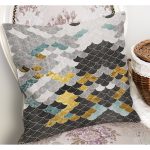 - K11264-Gorsel-1 - Realhomes RealHomes Gold - Mavi Zeminde Pul Motifli Geometrik Desenli Dijital Baskılı Yastık Kırlent Kılıfı Realhomes