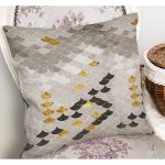 - K11269-Gorsel-1 - Realhomes RealHomes Gold - Krem Zeminde Pul Motifli Geometrik Desenli Dijital Baskılı Yastık Kırlent Kılıfı Realhomes