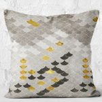 - K11269-Gorsel-2 - Realhomes RealHomes Gold - Krem Zeminde Pul Motifli Geometrik Desenli Dijital Baskılı Yastık Kırlent Kılıfı Realhomes