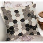 - K11270-Gorsel-1 - Realhomes RealHomes Siyah - Kahvernegi Zeminde Geometrik Motifli Altıgen Desenli Dijital Baskılı Yastık Kırlent Kılıfı Realhomes