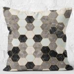 - K11270-Gorsel-2 - Realhomes RealHomes Siyah - Kahvernegi Zeminde Geometrik Motifli Altıgen Desenli Dijital Baskılı Yastık Kırlent Kılıfı Realhomes