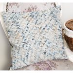 - K11275-Gorsel-1 - Realhomes RealHomes Mavi Zeminde Geometrik Motifli Eskitme Desenli Dijital Baskılı Yastık Kırlent Kılıfı Realhomes