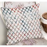 - K11276-Gorsel-1 - Realhomes RealHomes Beyaz Zeminde Geometrik Motifli Eskitme Desenli Dijital Baskılı Yastık Kırlent Kılıfı Realhomes