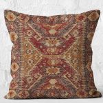 - K11286-Gorsel-2 - Realhomes RealHomes Kahverengi Zeminde Antik Motifli Uşak Desenli Dijital Baskılı Yastık Kırlent Kılıfı Realhomes