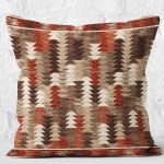RealHomes Kahverengi Zeminde Geometrik Motifli Etnik Desenli Dijital Baskılı Yastık Kırlent Kılıfı Realhomes