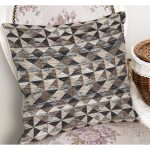 RealHomes Kahverengi - Siyah Zeminde Geometrik Motifli Üçgen Desenli Dijital Baskılı Yastık Kırlent Kılıfı Realhomes