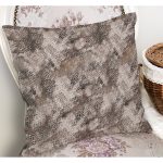 - K11290-Gorsel-1 - Realhomes RealHomes Kahverengi Zeminde Eskitme Motifli Geometrik Desenli Dijital Baskılı Yastık Kırlent Kılıfı Realhomes