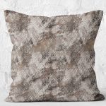 - K11290-Gorsel-2 - Realhomes RealHomes Kahverengi Zeminde Eskitme Motifli Geometrik Desenli Dijital Baskılı Yastık Kırlent Kılıfı Realhomes