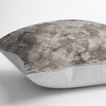 - K11290-Gorsel-3 - Realhomes RealHomes Kahverengi Zeminde Eskitme Motifli Geometrik Desenli Dijital Baskılı Yastık Kırlent Kılıfı Realhomes