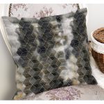 - K11291-Gorsel-1 - Realhomes RealHomes Siyah - Bej Zeminde Geometrik Motifli Klasik Desenli Dijital Baskılı Yastık Kırlent Kılıfı Realhomes