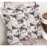 - K11295-Gorsel-1 - Realhomes  RealHomes Ekru Zeminde Üçgen Motifli Geometrik Desenli Dijital Baskılı Yastık Kırlent Kılıfı Realhomes