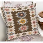 RealHomes Kahverengi Zeminde Etnik Motifli Kilim Desenli Dijital Baskılı Yastık Kırlent Kılıfı Realhomes