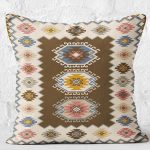 RealHomes Kahverengi Zeminde Etnik Motifli Kilim Desenli Dijital Baskılı Yastık Kırlent Kılıfı Realhomes