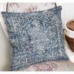 - K11307-Gorsel-1 - Realhomes RealHomes Mavi Zeminde Göbekli Halı Motifli Etnik Desenli Dijital Baskılı Yastık Kırlent Kılıfı Realhomes