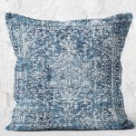 - K11307-Gorsel-2 - Realhomes RealHomes Mavi Zeminde Göbekli Halı Motifli Etnik Desenli Dijital Baskılı Yastık Kırlent Kılıfı Realhomes