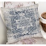 - K11312-Gorsel-1 - Realhomes RealHomes Mavi Zeminde Eskitme Motifli Göbekli Halı Desenli Dijital Baskılı Yastık Kırlent Kılıfı Realhomes