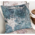 - K11322-Gorsel-1 - Realhomes RealHomes Mavi - Gri Zeminde Eskitme Motifli Retro Desenli Dijital Baskılı Yastık Kırlent Kılıfı Realhomes