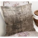 RealHomes Kahverengi Zeminde Eskitme Motifli Retro Desenli Dijital Baskılı Yastık Kırlent Kılıfı Realhomes