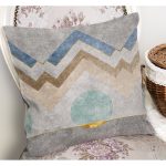 - K11325-Gorsel-1 - Realhomes RealHomes Gri Zeminde Geometrik Motifli Zikzak Desenli Dijital Baskılı Yastık Kırlent Kılıfı Realhomes