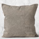 - K11326-Gorsel-2 - Realhomes RealHomes Kahve Zeminde Geometrik Motifli Örgü Desenli Dijital Baskılı Yastık Kırlent Kılıfı Realhomes