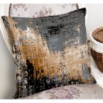 - K11329-Gorsel-1 - Realhomes RealHomes Siyah - Kahverengi Zeminde Eskitme Motifli Duvar Desenli Dijital Baskılı Yastık Kırlent Kılıfı Realhomes