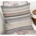 - K11336-Gorsel-1 - Realhomes RealHomes Krem - Siyah Zeminde Örgü Motifli Eskitme Desenli Dijital Baskılı Yastık Kırlent Kılıfı Realhomes