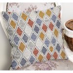 - K11337-Gorsel-1 - Realhomes RealHomes Gri Zeminde Dokuma Halı Motifli Geometrik Desenli Dijital Baskılı Yastık Kırlent Kılıfı Realhomes