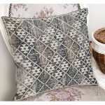 RealHomes Gri - Bej Zeminde Aztek Motifli Eskitme Desenli Dijital Baskılı Yastık Kırlent Kılıfı Realhomes