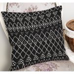 - K11352-Gorsel-1 - Realhomes  RealHomes Siyah Zeminde Etnik Motifli Otantik Desenli Dijital Baskılı Yastık Kırlent Kılıfı Realhomes
