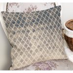 - K11358-Gorsel-1 - Realhomes  RealHomes Krem Zeminde Baklava Motifli Eskitme Desenli Dijital Baskılı Yastık Kırlent Kılıfı Realhomes