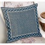 - K11363-Gorsel-1 - Realhomes  RealHomes Mavi Zeminde Çerçeveli Motifli Örgü Desenli Dijital Baskılı Yastık Kırlent Kılıfı Realhomes