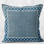 - K11363-Gorsel-2 - Realhomes  RealHomes Mavi Zeminde Çerçeveli Motifli Örgü Desenli Dijital Baskılı Yastık Kırlent Kılıfı Realhomes