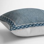 - K11363-Gorsel-3 - Realhomes  RealHomes Mavi Zeminde Çerçeveli Motifli Örgü Desenli Dijital Baskılı Yastık Kırlent Kılıfı Realhomes