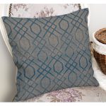 - K11367-Gorsel-1 - Realhomes RealHomes Mavi Zeminde Geometrik Motifli Örme Desenli Dijital Baskılı Yastık Kırlent Kılıfı Realhomes