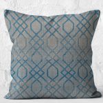 - K11367-Gorsel-2 - Realhomes RealHomes Mavi Zeminde Geometrik Motifli Örme Desenli Dijital Baskılı Yastık Kırlent Kılıfı Realhomes