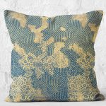 - K11372-Gorsel-2 - Realhomes RealHomes Sarı Zeminde Eskitme Motifli Geometrik Desenli Dijital Baskılı Yastık Kırlent Kılıfı Realhomes