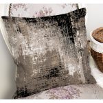 - K11380-Gorsel-1 - Realhomes RealHomes Kahverengi - Siyah Zeminde Eskitme Motifli Retro Desenli Dijital Baskılı Yastık Kırlent Kılıfı Realhomes