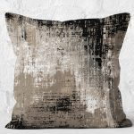 - K11380-Gorsel-2 - Realhomes RealHomes Kahverengi - Siyah Zeminde Eskitme Motifli Retro Desenli Dijital Baskılı Yastık Kırlent Kılıfı Realhomes